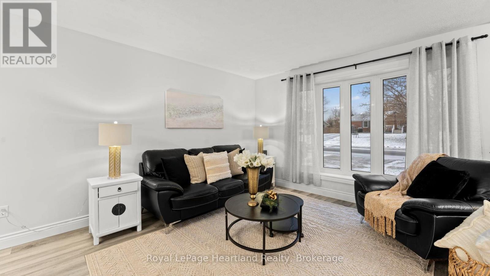 17 Suncoast Drive W, Goderich (Goderich (Town)), ON - Indoor Photo Showing Living Room