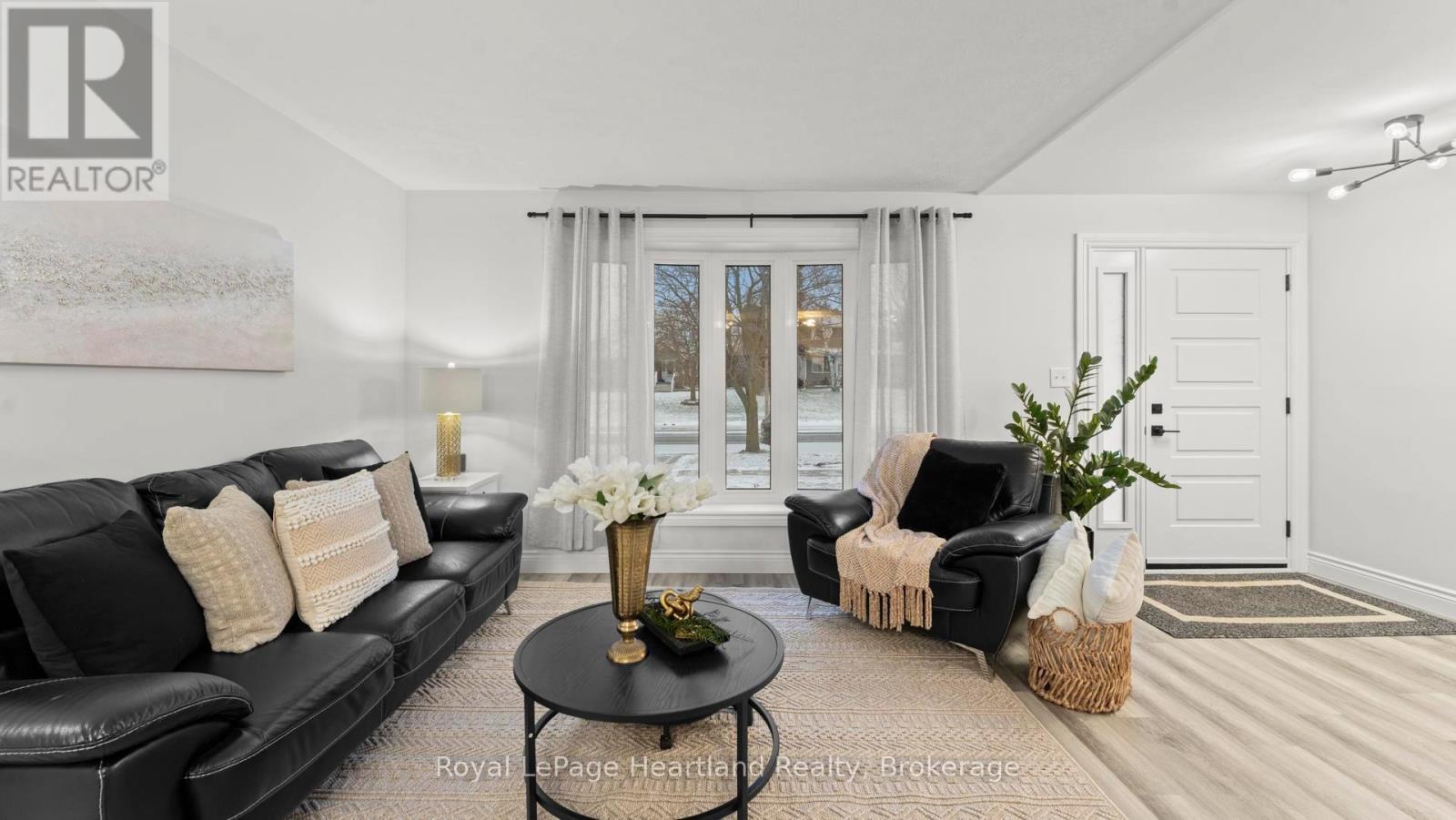 17 Suncoast Drive W, Goderich (Goderich (Town)), ON - Indoor Photo Showing Living Room