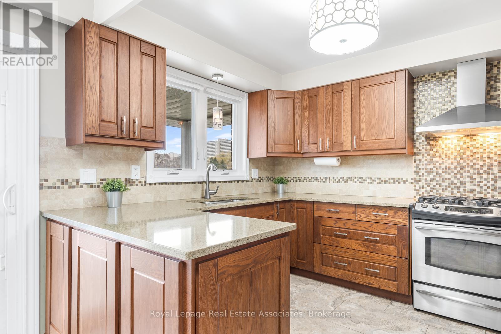 176 Daphne Avenue, Mississauga, ON - Indoor Photo Showing Kitchen