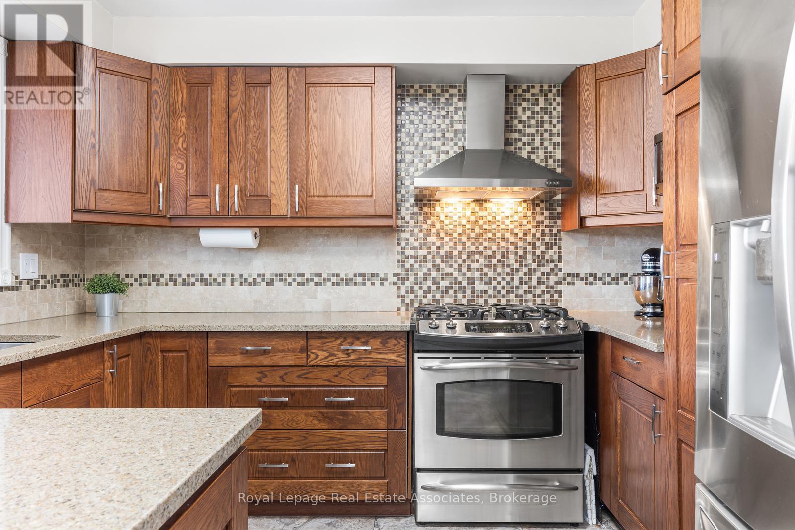 176 Daphne Avenue, Mississauga, ON - Indoor Photo Showing Kitchen With Upgraded Kitchen