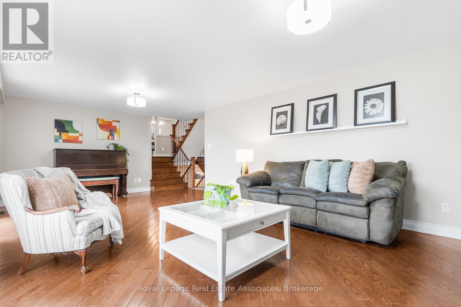 176 Daphne Avenue, Mississauga, ON - Indoor Photo Showing Living Room