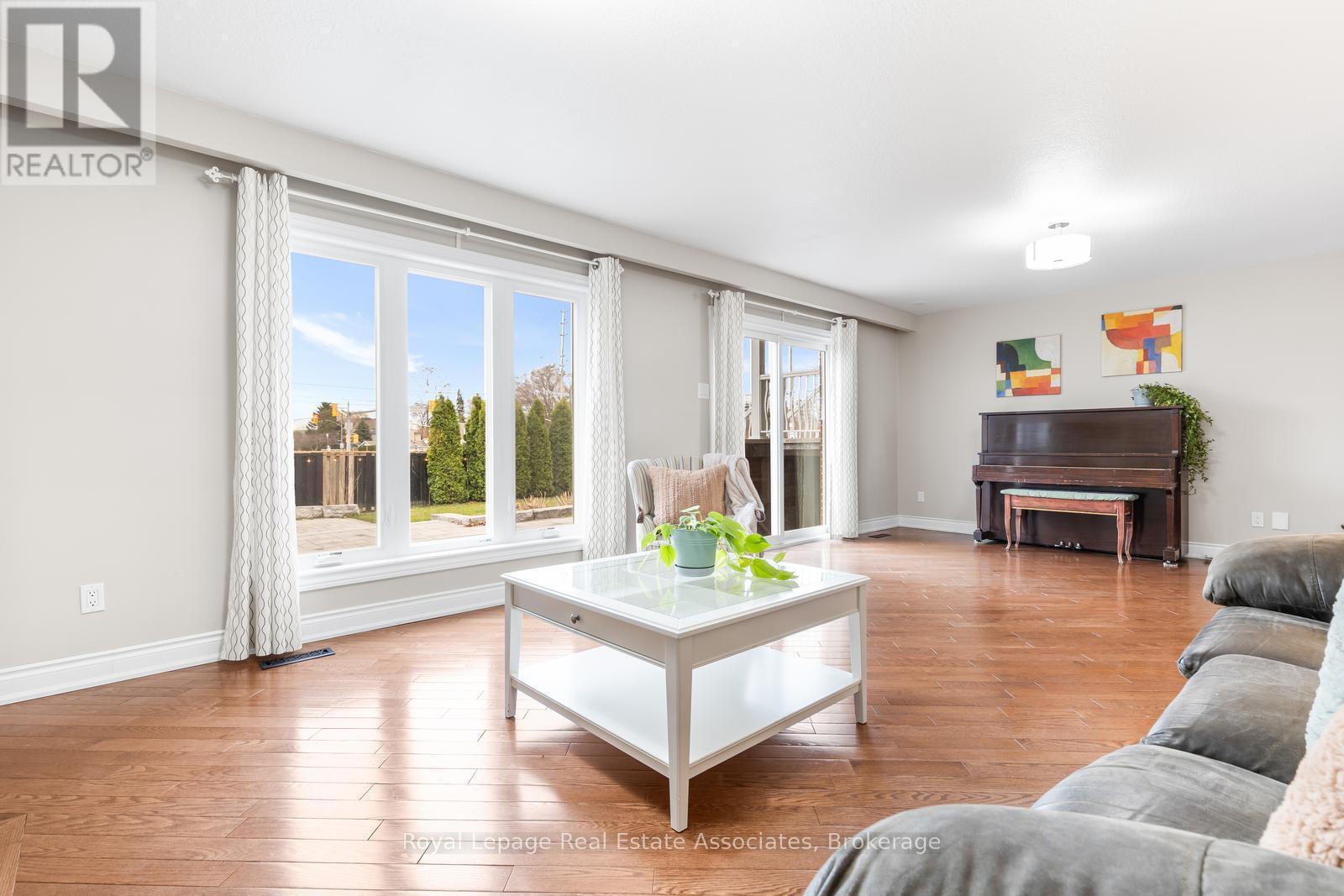 176 Daphne Avenue, Mississauga, ON - Indoor Photo Showing Living Room