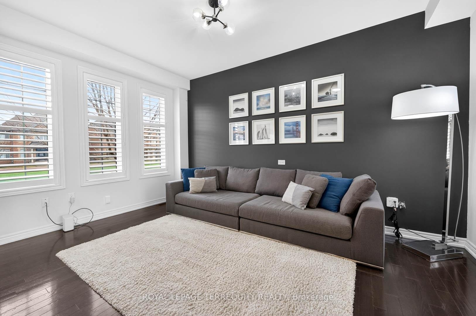 190 East'S Corners Boulevard, Vaughan, ON - Indoor Photo Showing Living Room