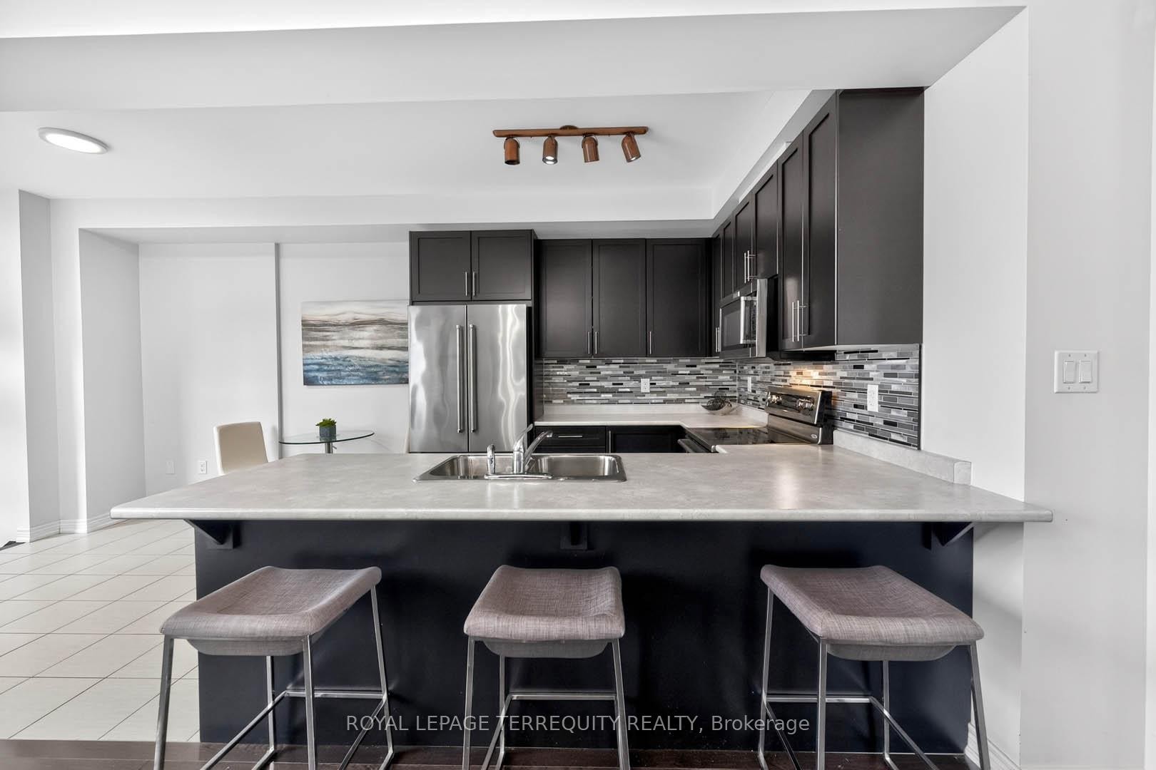 190 East'S Corners Boulevard, Vaughan, ON - Indoor Photo Showing Kitchen With Double Sink With Upgraded Kitchen