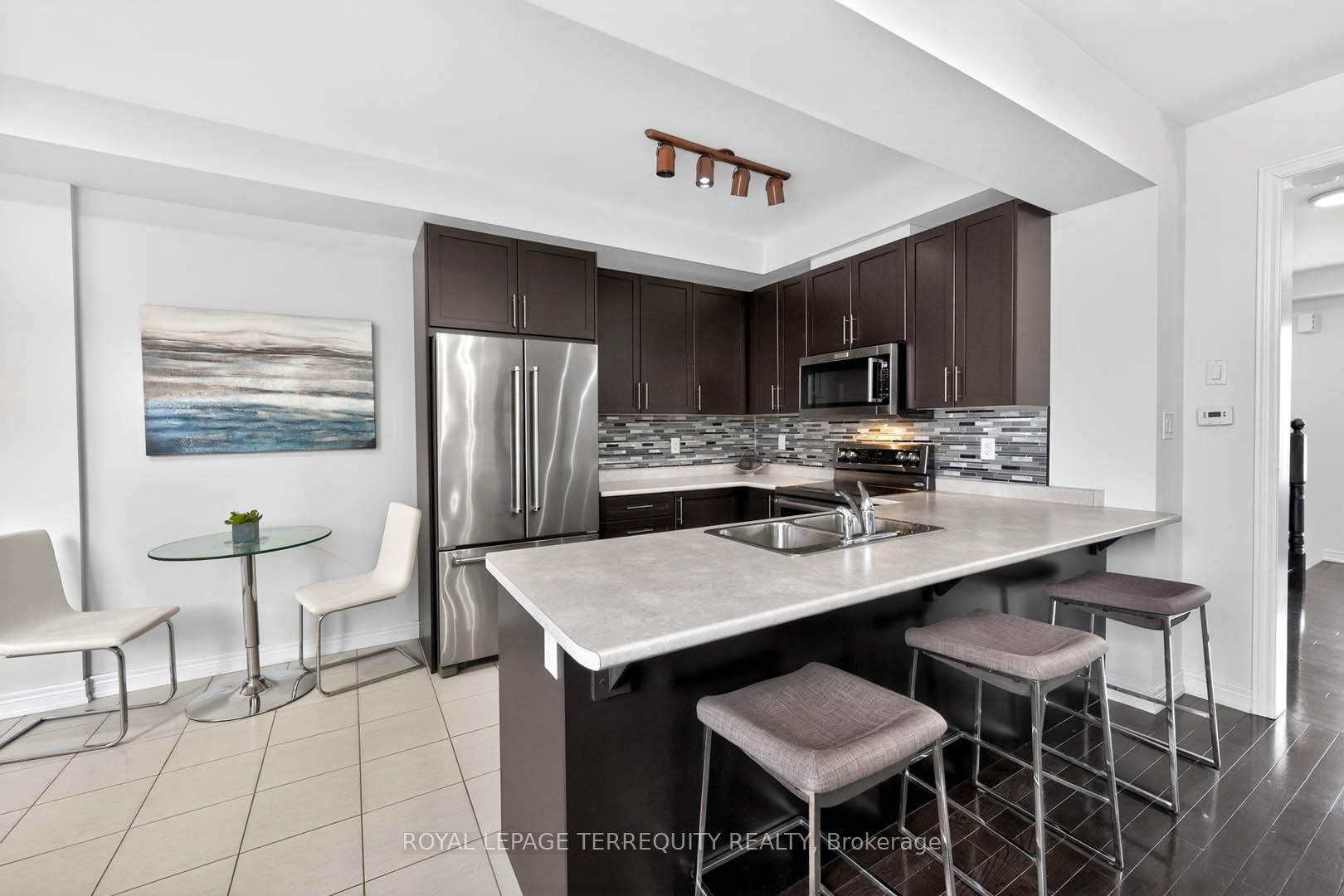 190 East'S Corners Boulevard, Vaughan, ON - Indoor Photo Showing Kitchen With Double Sink