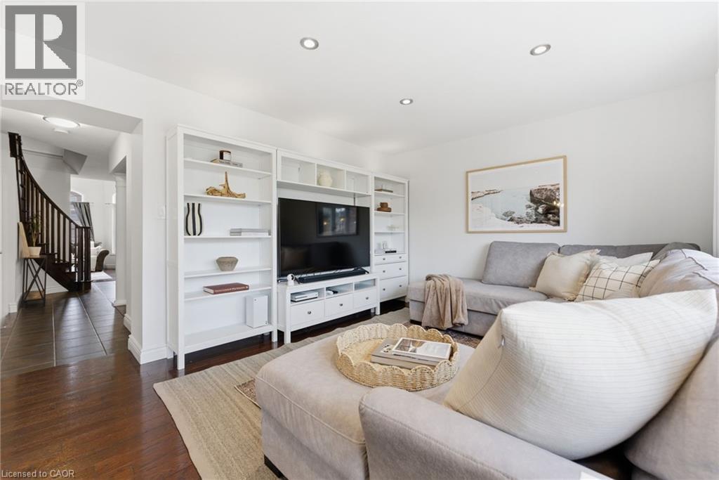 910 Vickerman Way, Milton, ON - Indoor Photo Showing Living Room