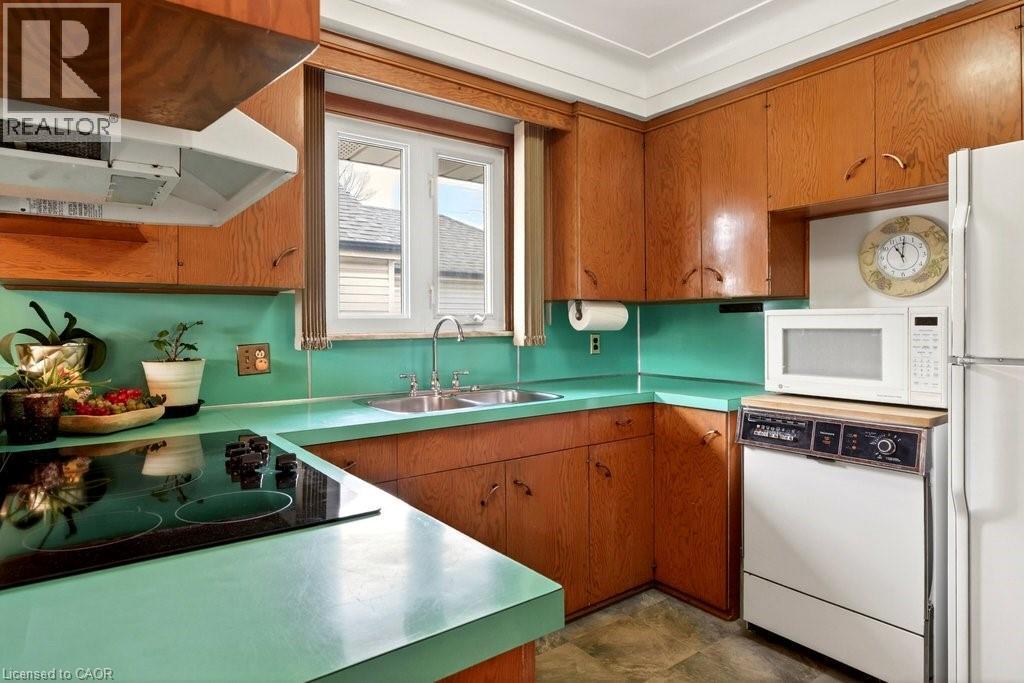 92 Reid Avenue S, Hamilton, ON - Indoor Photo Showing Kitchen