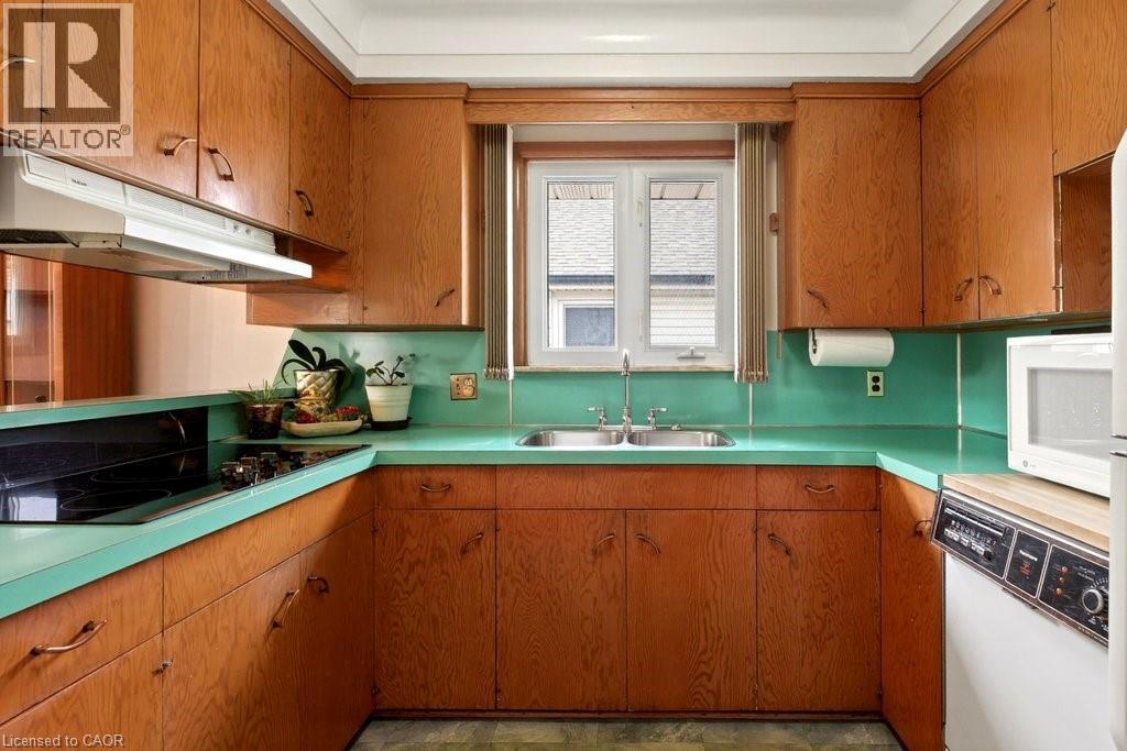 92 Reid Avenue S, Hamilton, ON - Indoor Photo Showing Kitchen