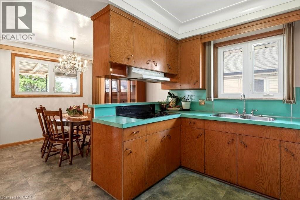 92 Reid Avenue S, Hamilton, ON - Indoor Photo Showing Kitchen