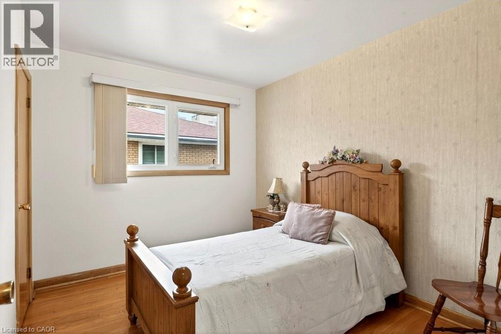 92 Reid Avenue S, Hamilton, ON - Indoor Photo Showing Bedroom