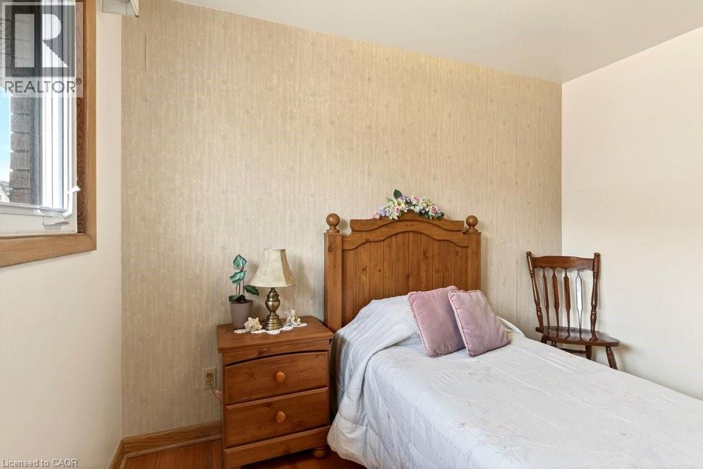 92 Reid Avenue S, Hamilton, ON - Indoor Photo Showing Bedroom