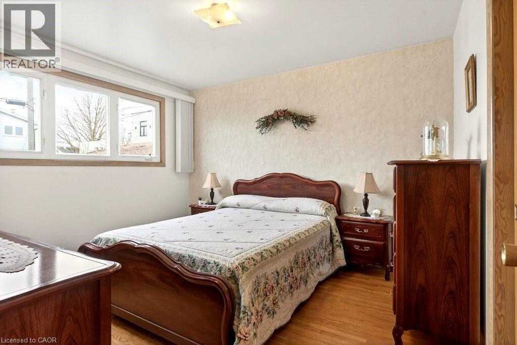 92 Reid Avenue S, Hamilton, ON - Indoor Photo Showing Bedroom