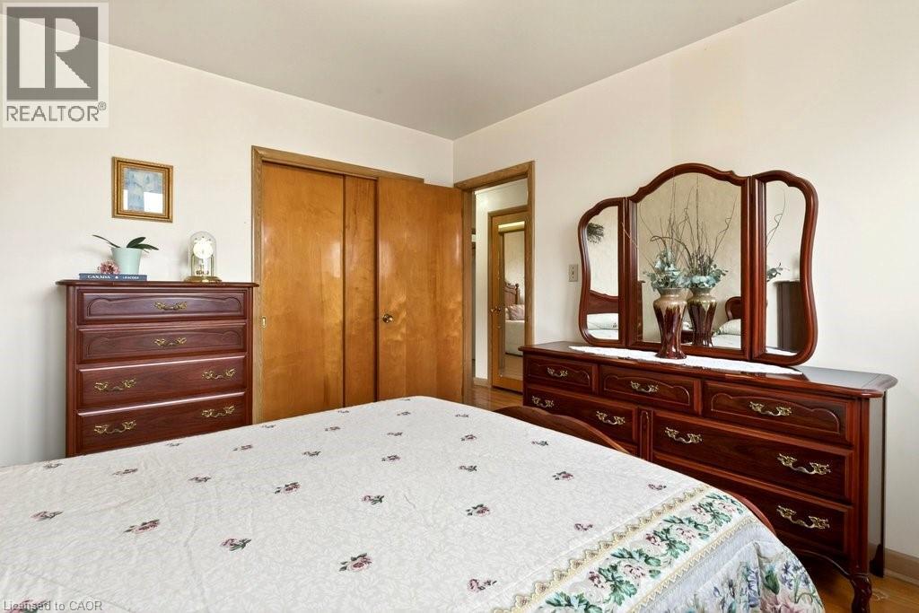 92 Reid Avenue S, Hamilton, ON - Indoor Photo Showing Bedroom
