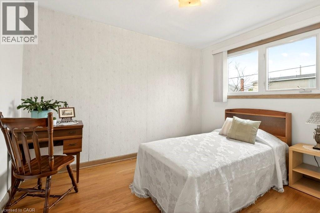 92 Reid Avenue S, Hamilton, ON - Indoor Photo Showing Bedroom