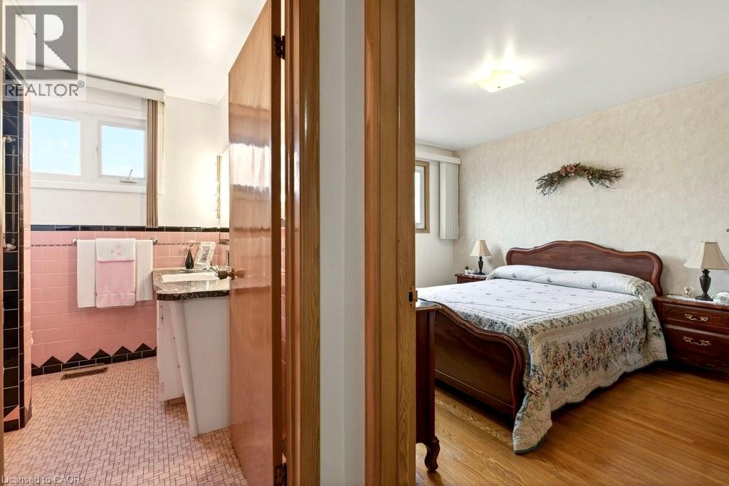 92 Reid Avenue S, Hamilton, ON - Indoor Photo Showing Bedroom