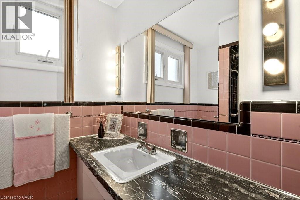 92 Reid Avenue S, Hamilton, ON - Indoor Photo Showing Bathroom