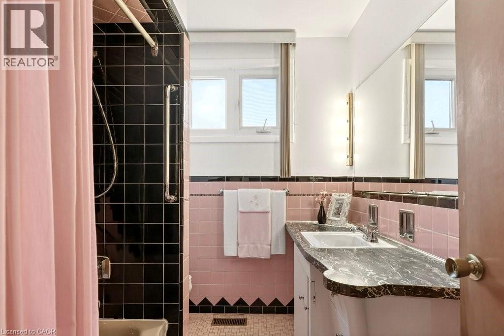 92 Reid Avenue S, Hamilton, ON - Indoor Photo Showing Bathroom