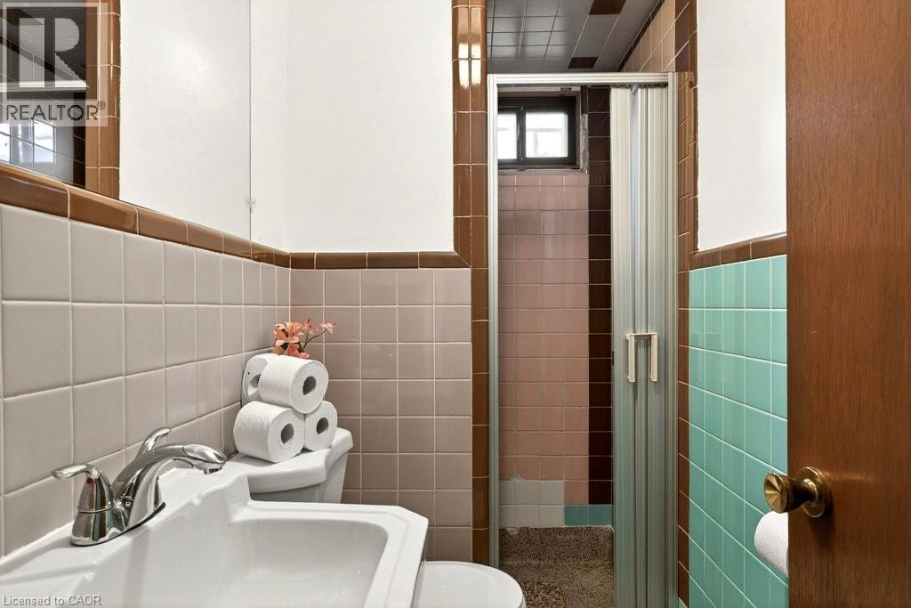 92 Reid Avenue S, Hamilton, ON - Indoor Photo Showing Bathroom