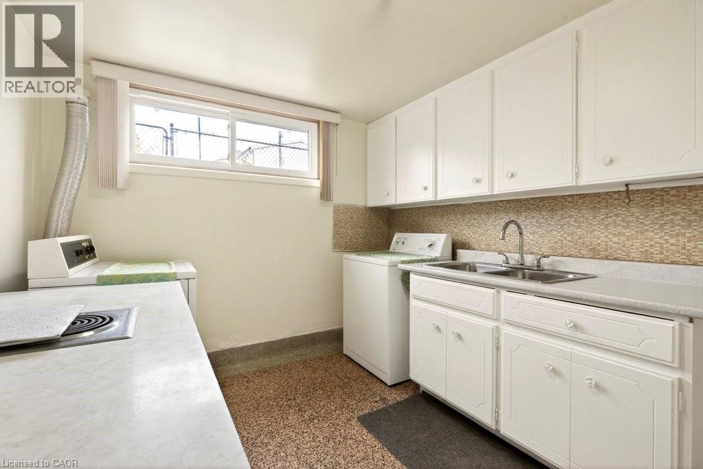 92 Reid Avenue S, Hamilton, ON - Indoor Photo Showing Laundry Room