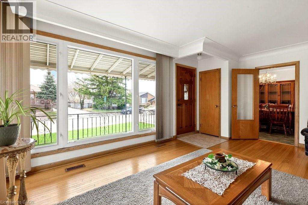 92 Reid Avenue S, Hamilton, ON - Indoor Photo Showing Living Room