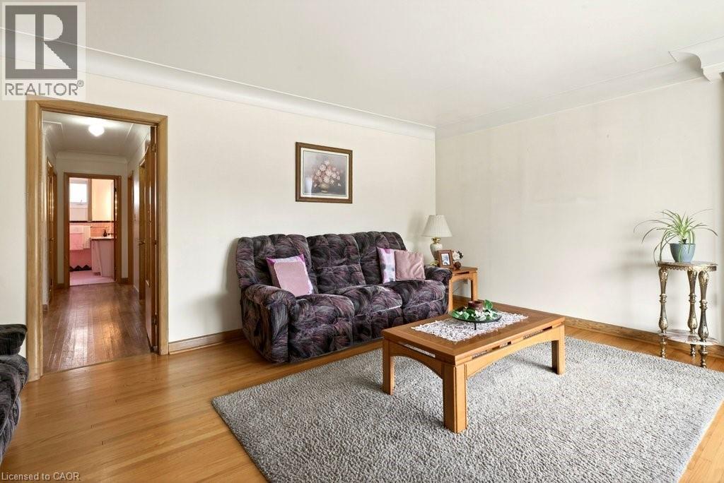 92 Reid Avenue S, Hamilton, ON - Indoor Photo Showing Living Room