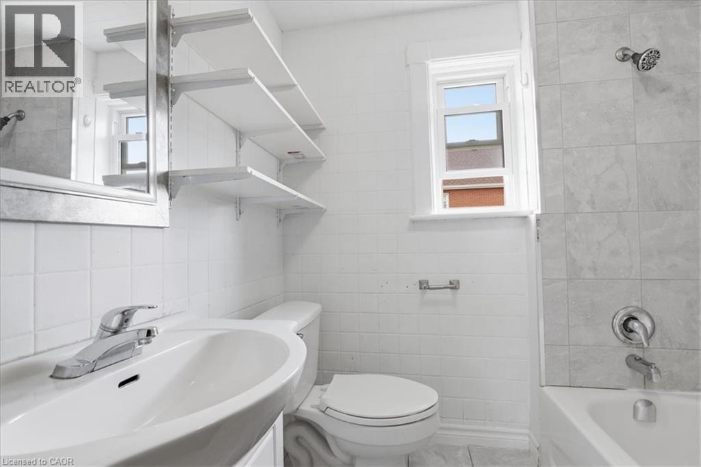 12 Todd Street, Cambridge, ON - Indoor Photo Showing Bathroom