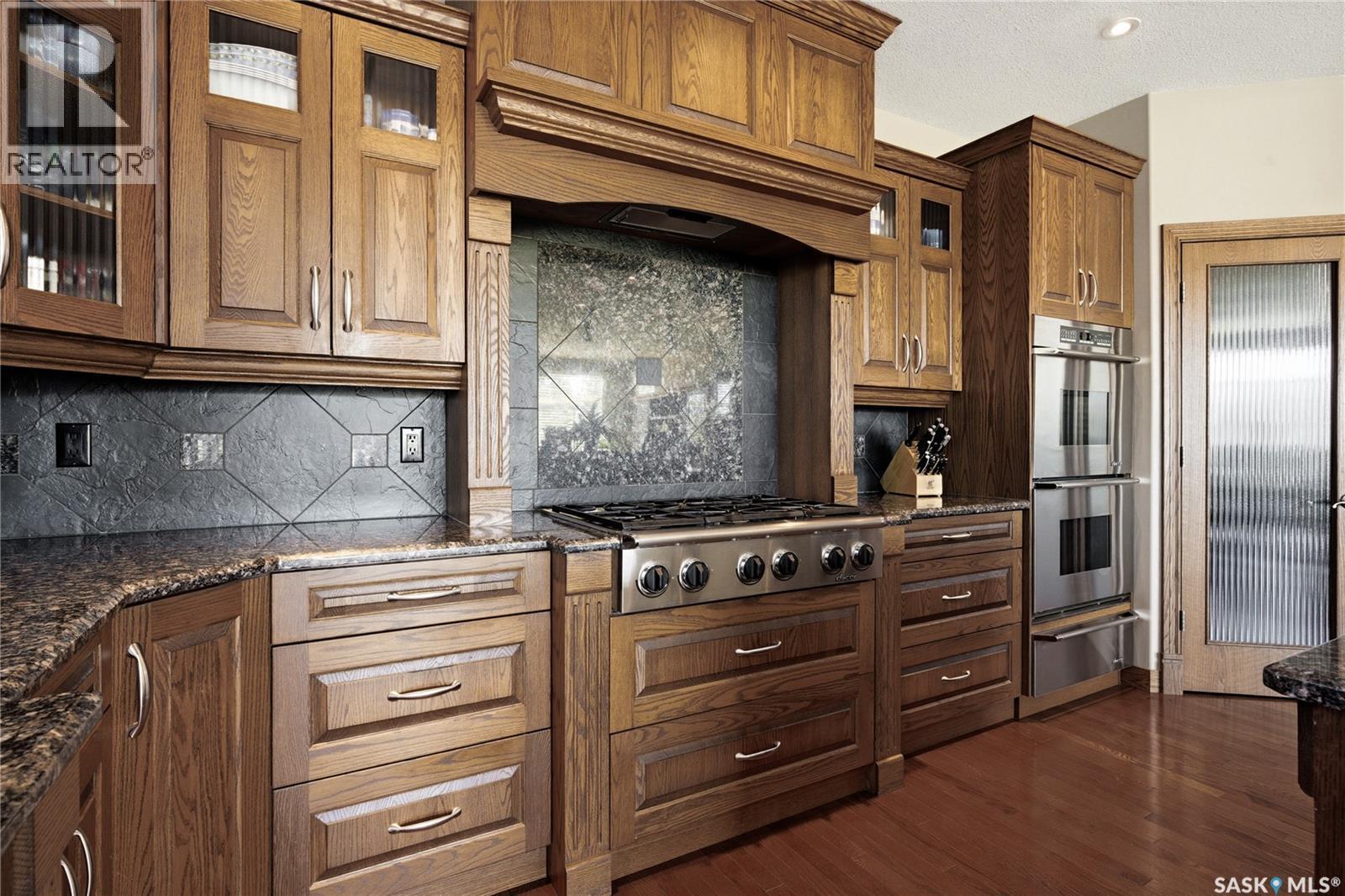 1514 Lakeridge Drive N, Regina, SK - Indoor Photo Showing Kitchen With Upgraded Kitchen