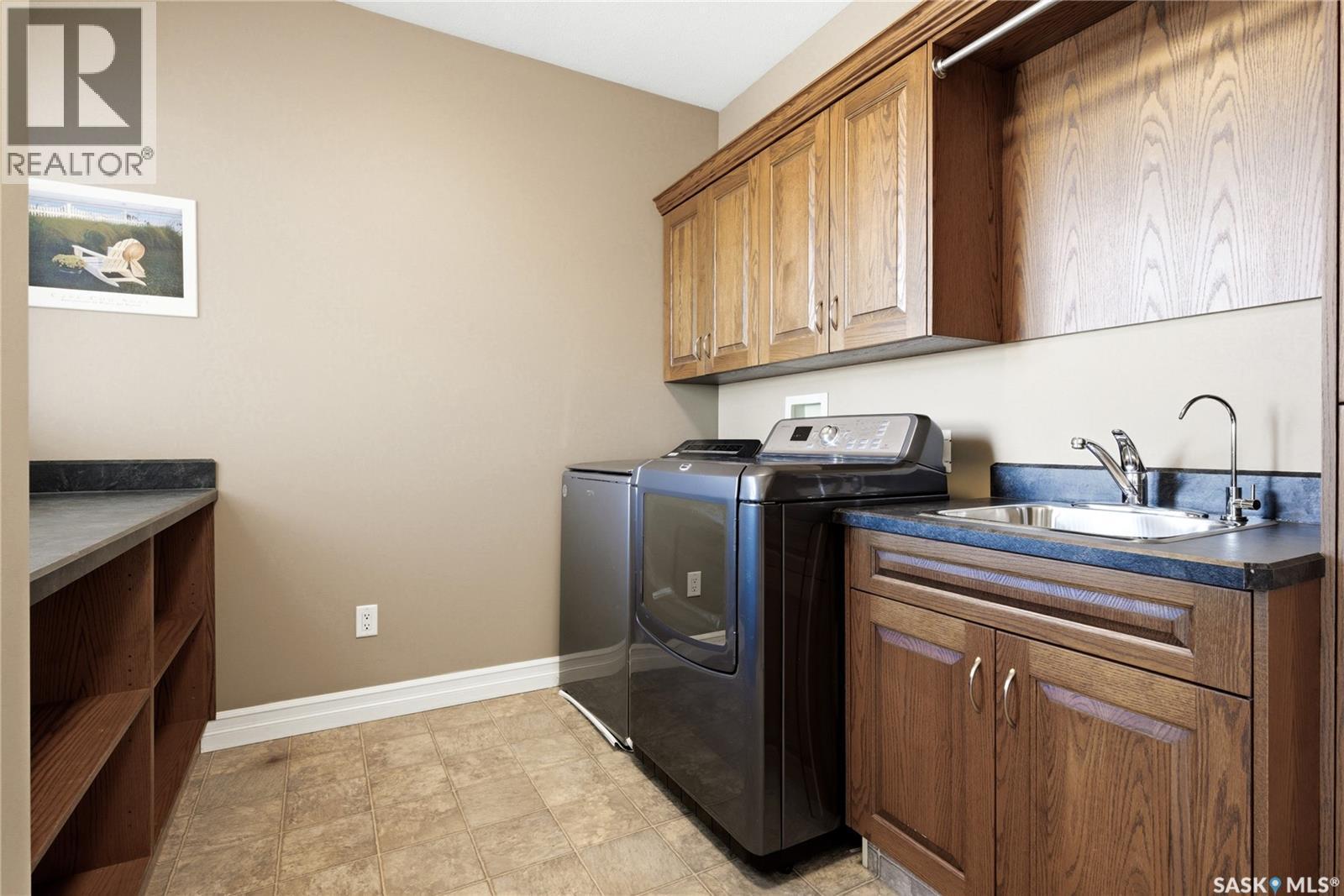 1514 Lakeridge Drive N, Regina, SK - Indoor Photo Showing Laundry Room