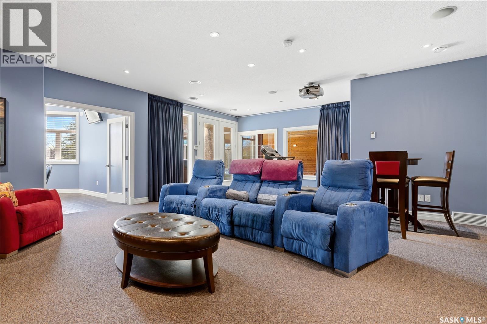 1514 Lakeridge Drive N, Regina, SK - Indoor Photo Showing Living Room