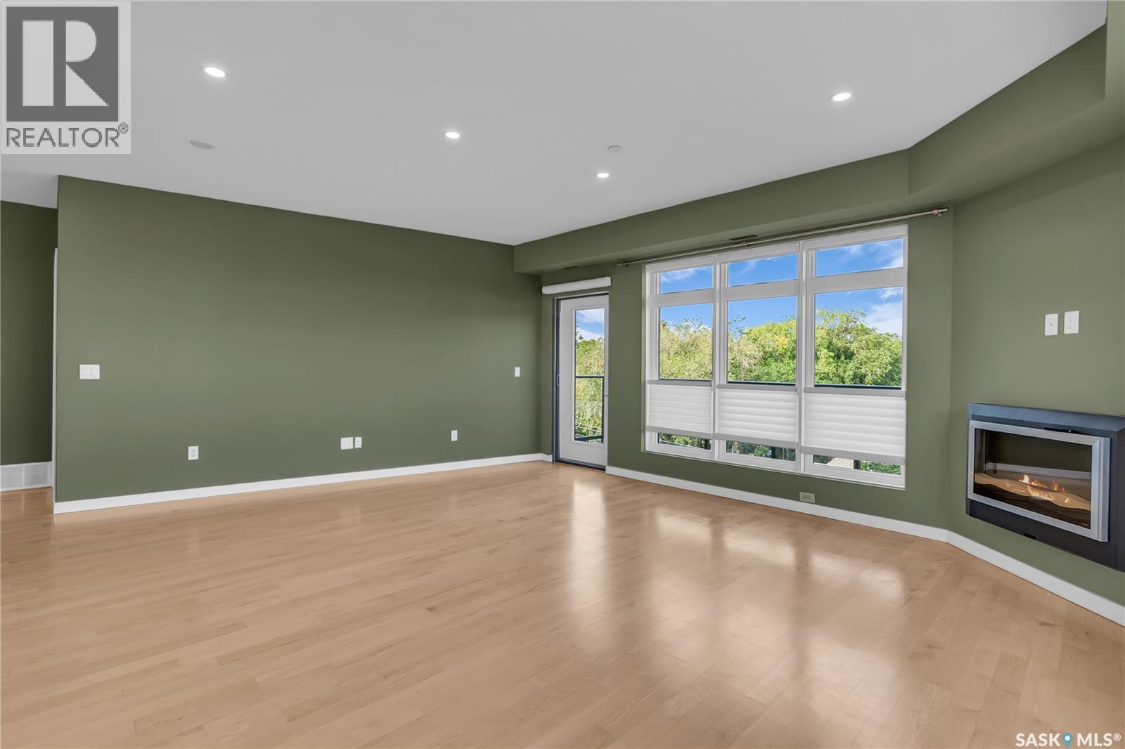 501 922 Broadway Avenue, Saskatoon, SK - Indoor With Fireplace