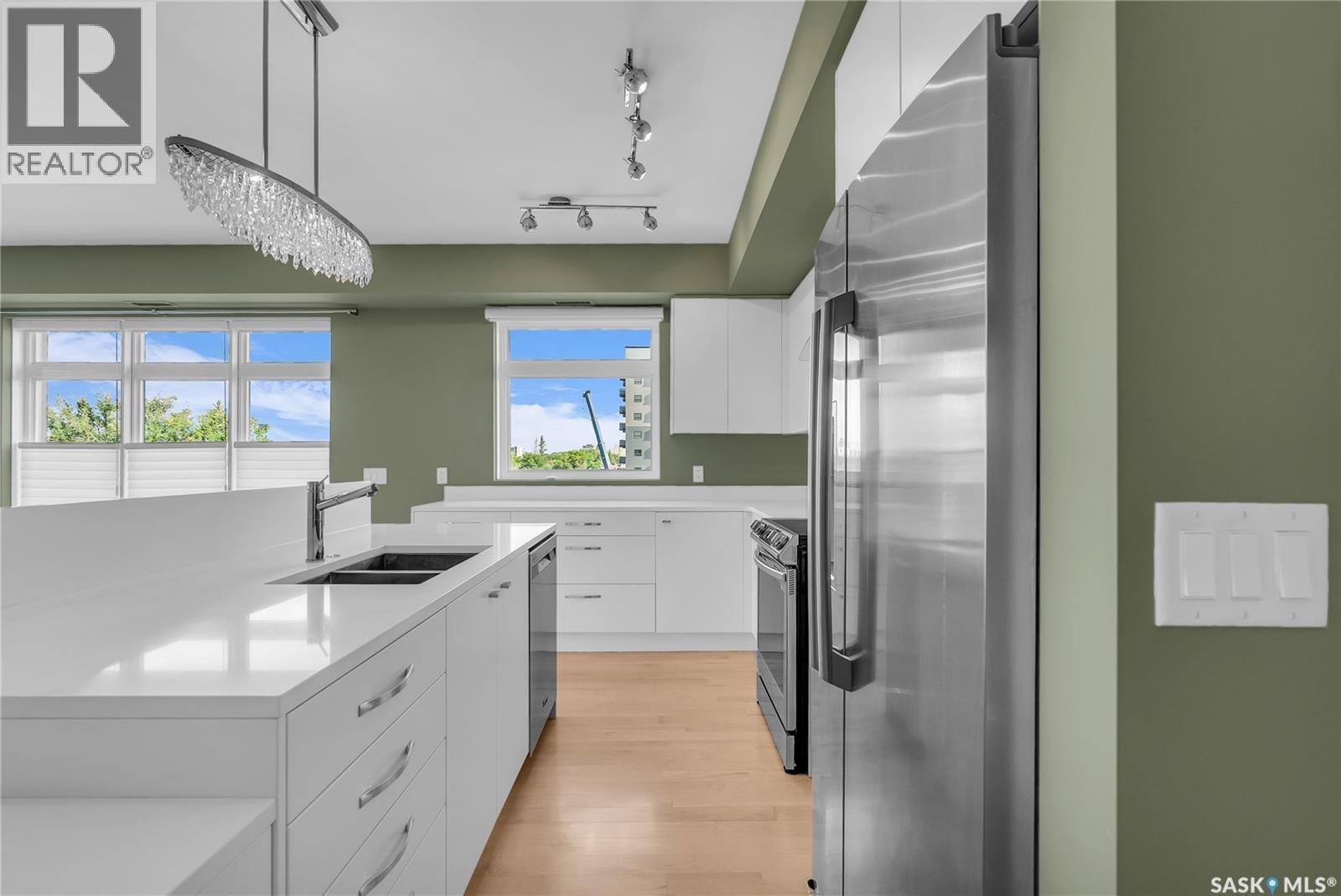 501 922 Broadway Avenue, Saskatoon, SK - Indoor Photo Showing Kitchen With Double Sink