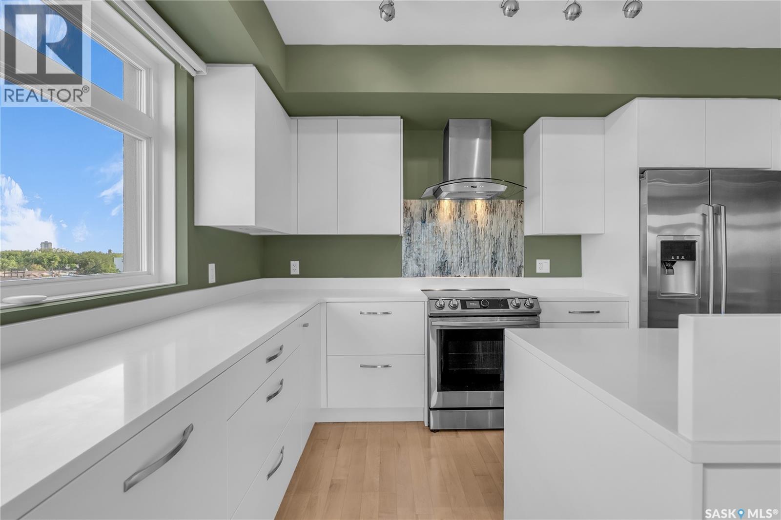 501 922 Broadway Avenue, Saskatoon, SK - Indoor Photo Showing Kitchen