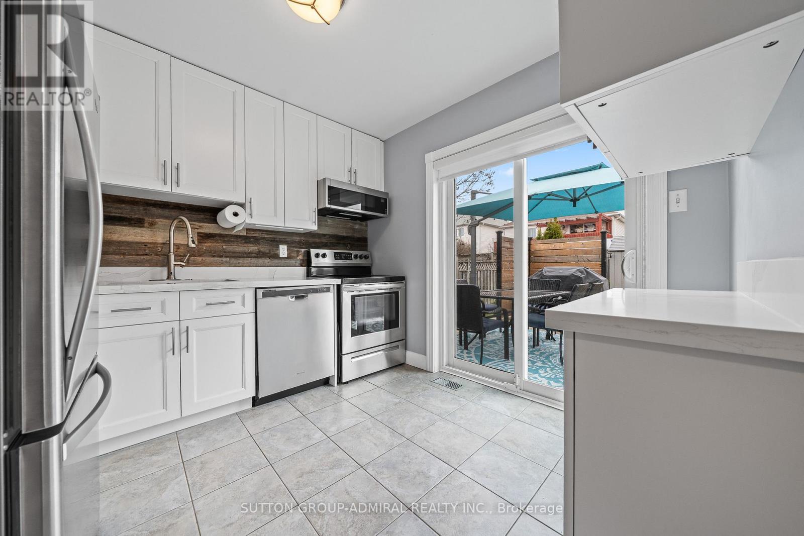 52 Moir Crescent, Barrie, ON - Indoor Photo Showing Kitchen