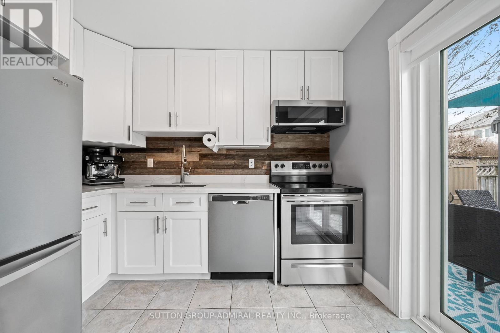 52 Moir Crescent, Barrie, ON - Indoor Photo Showing Kitchen