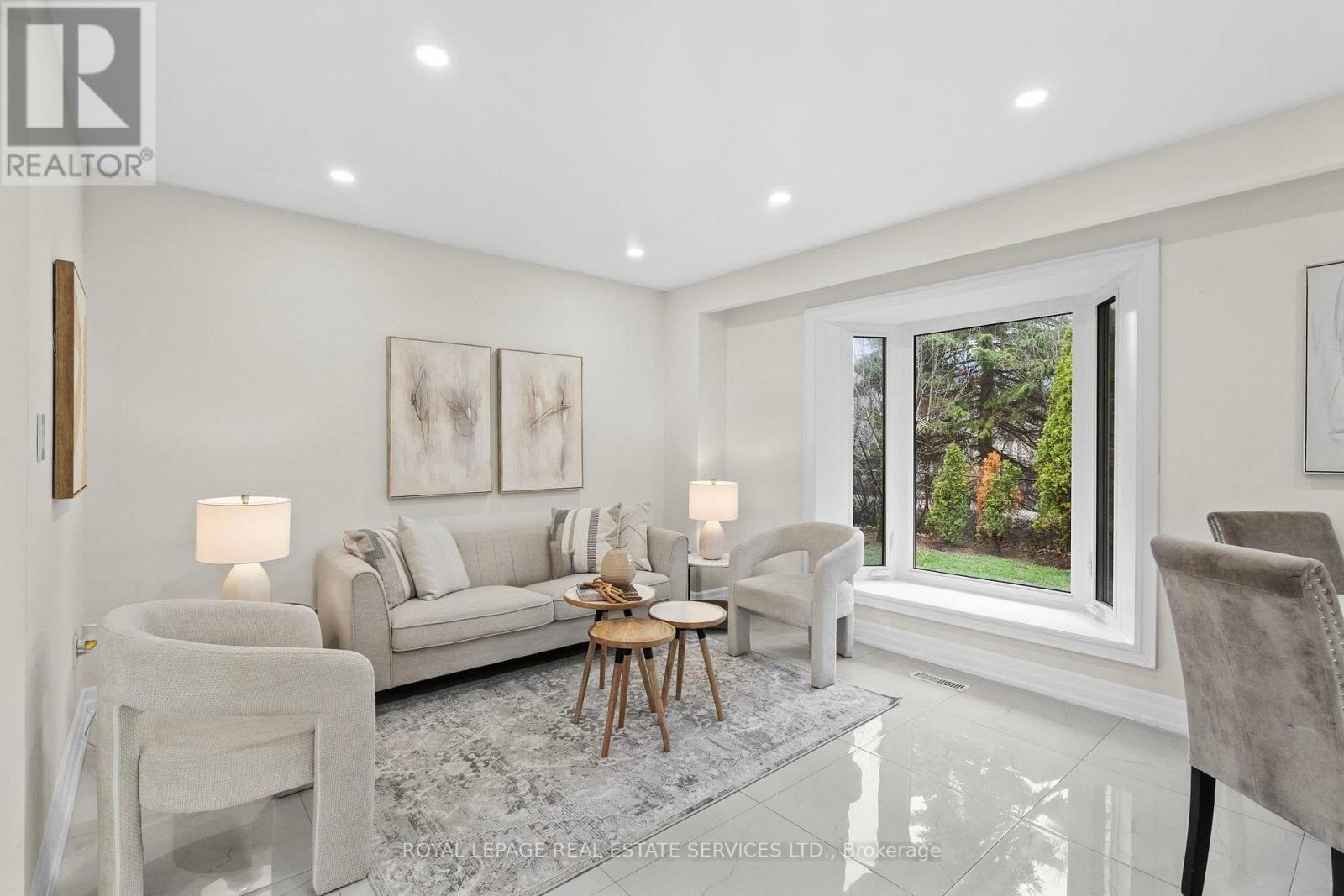22 - 1176 Jamesway Boulevard, Oakville, ON - Indoor Photo Showing Living Room