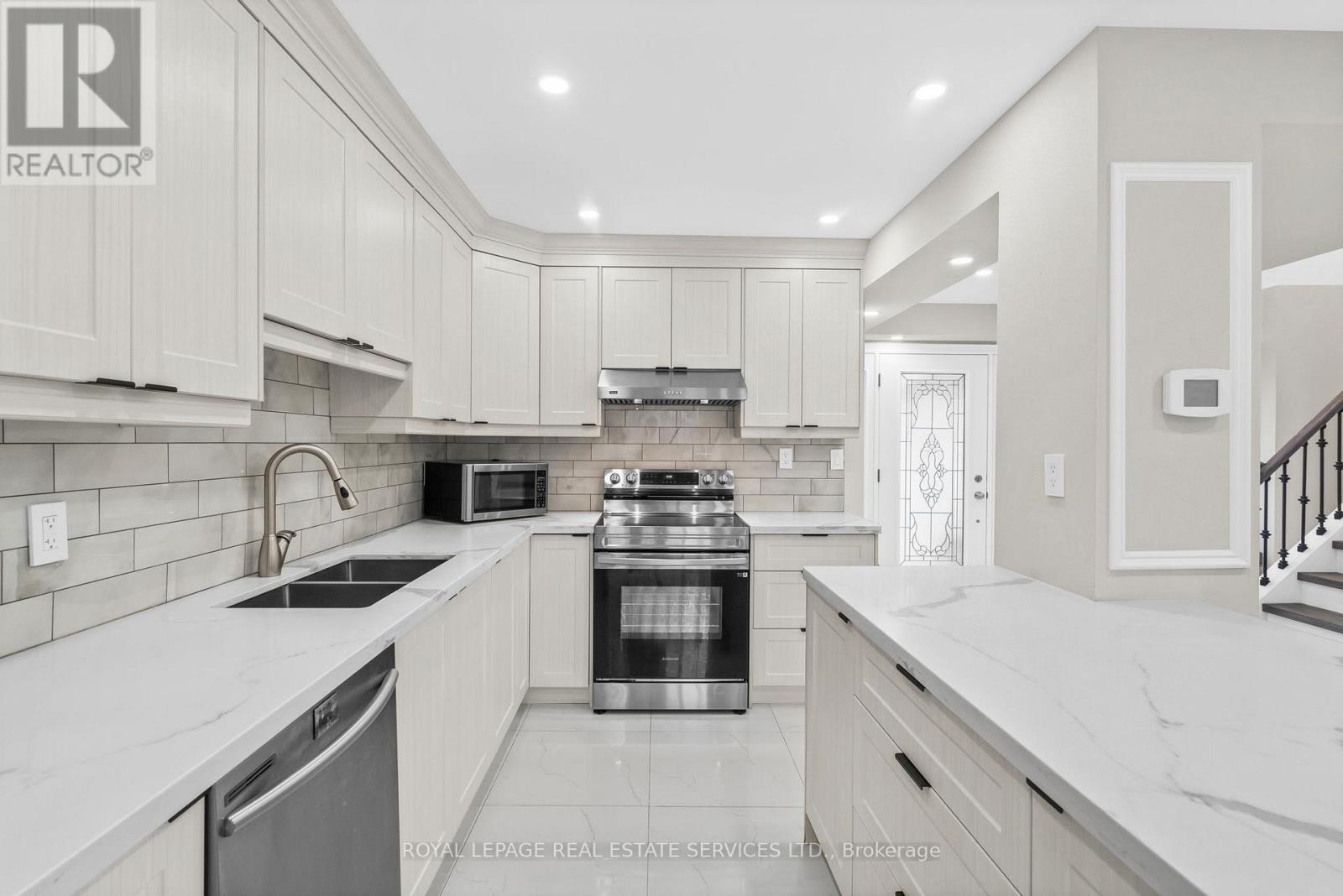 22 - 1176 Jamesway Boulevard, Oakville, ON - Indoor Photo Showing Kitchen With Double Sink With Upgraded Kitchen