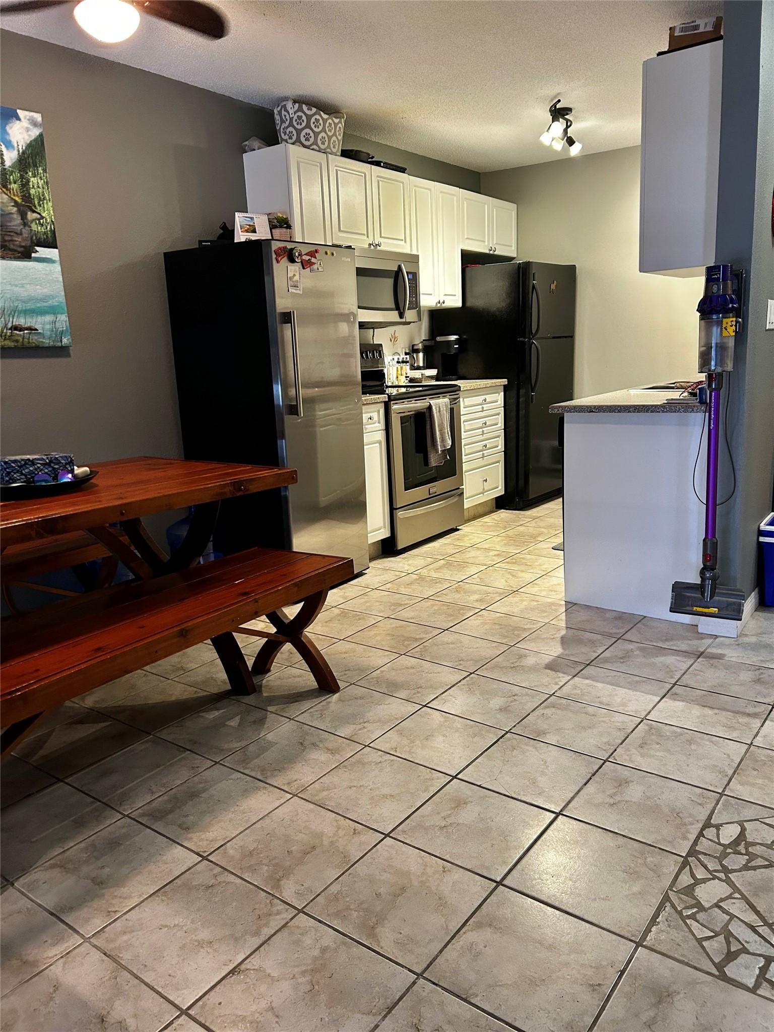1025-930 Dogwood Drive, Kimberley, BC - Indoor Photo Showing Kitchen