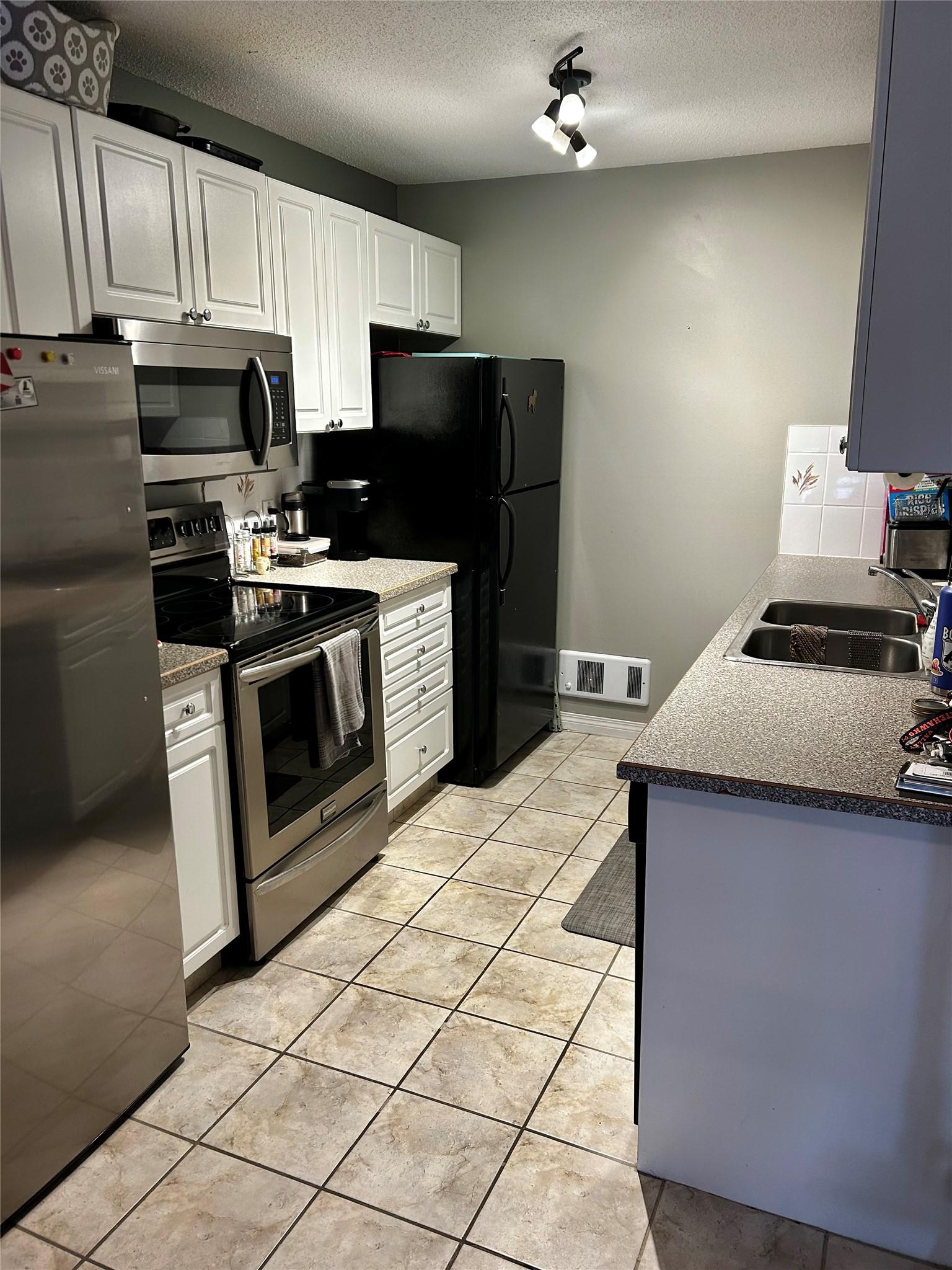 1025-930 Dogwood Drive, Kimberley, BC - Indoor Photo Showing Kitchen With Double Sink