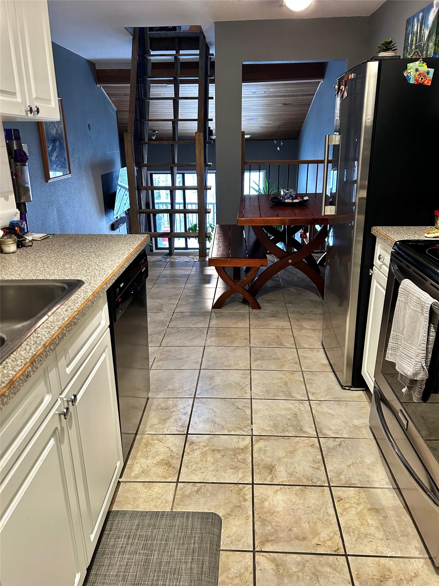 1025-930 Dogwood Drive, Kimberley, BC - Indoor Photo Showing Kitchen