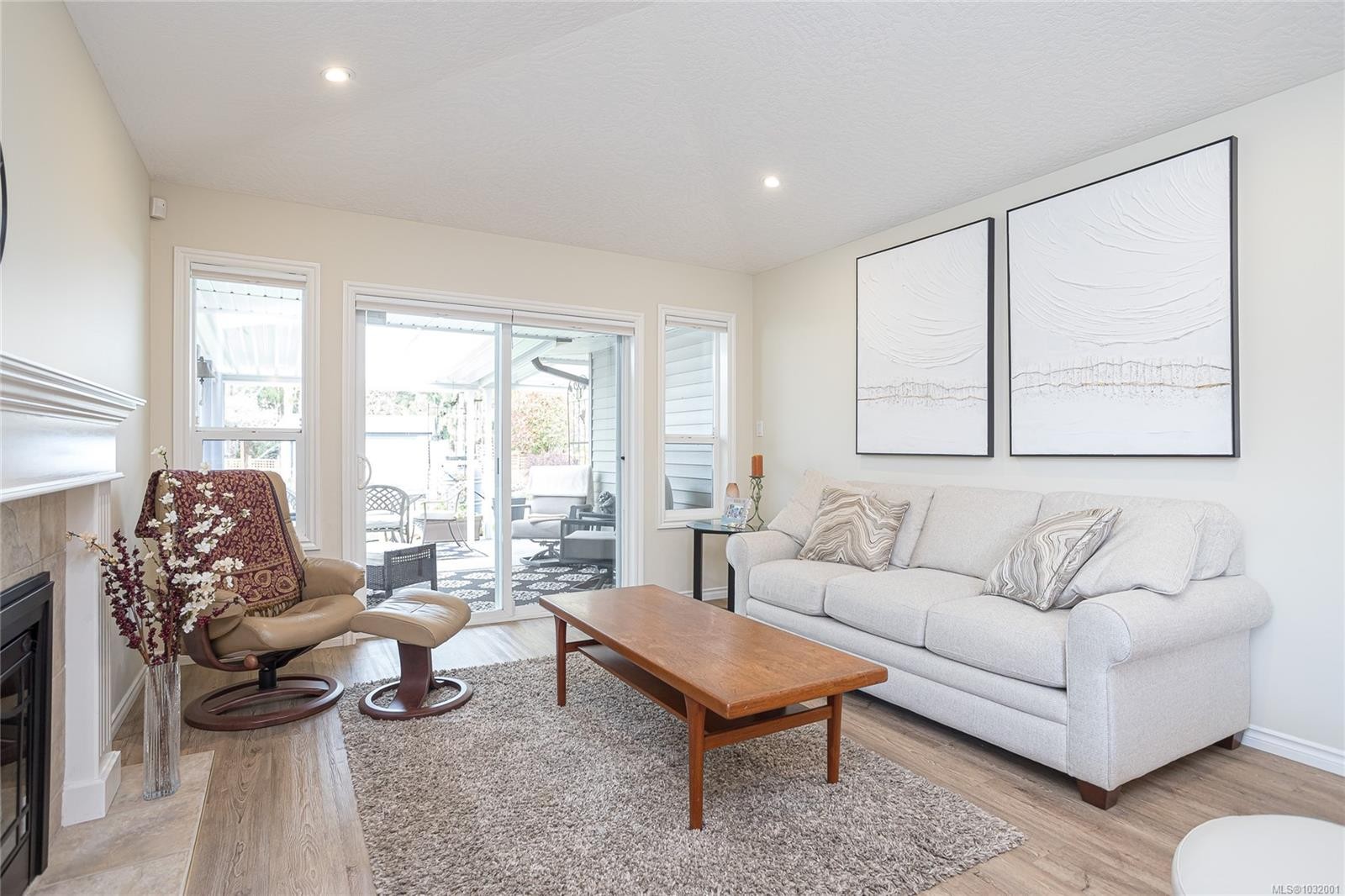 2900 Jonas Way, Chemainus, BC - Indoor Photo Showing Living Room With Fireplace