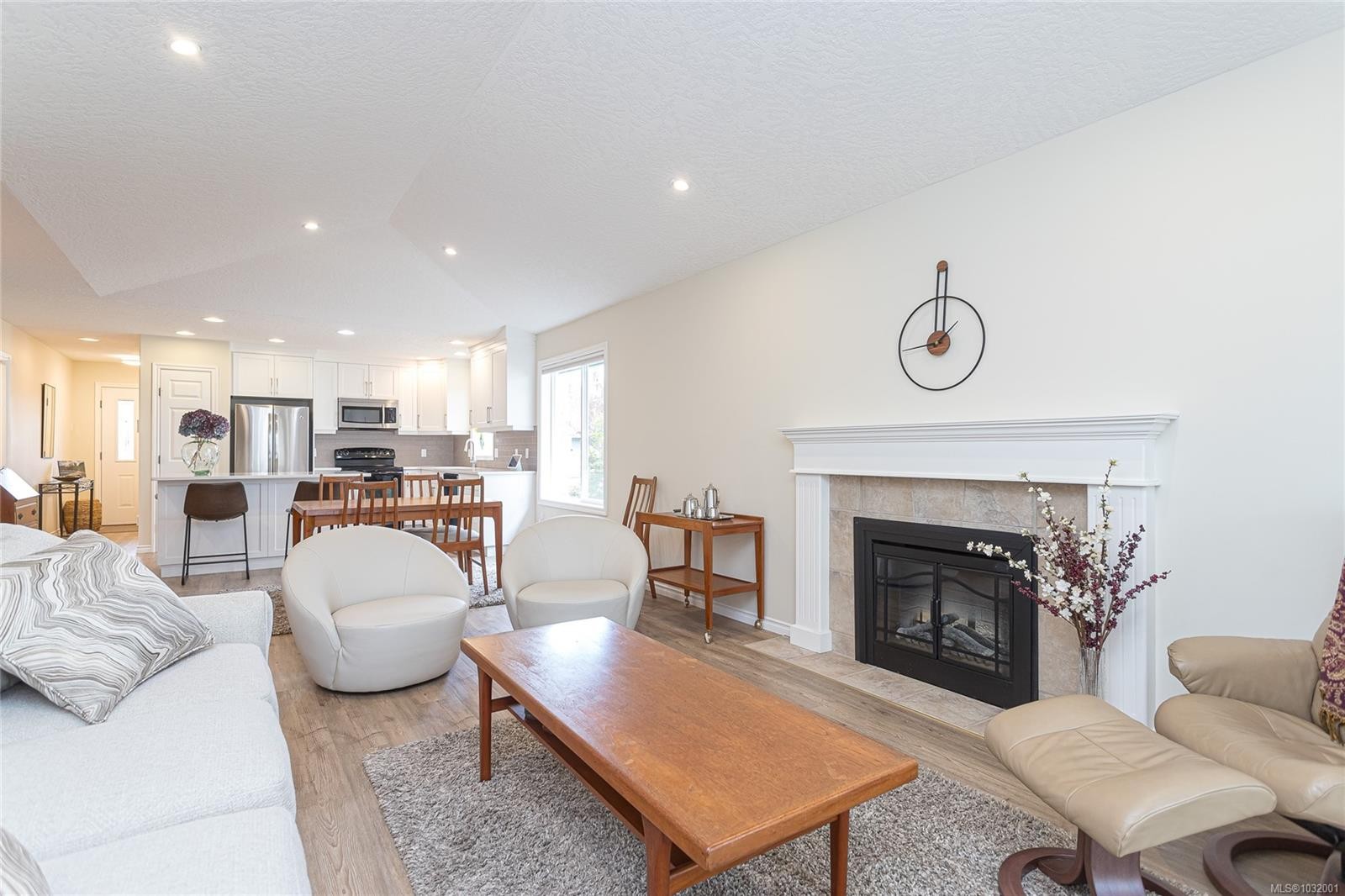 2900 Jonas Way, Chemainus, BC - Indoor Photo Showing Living Room With Fireplace