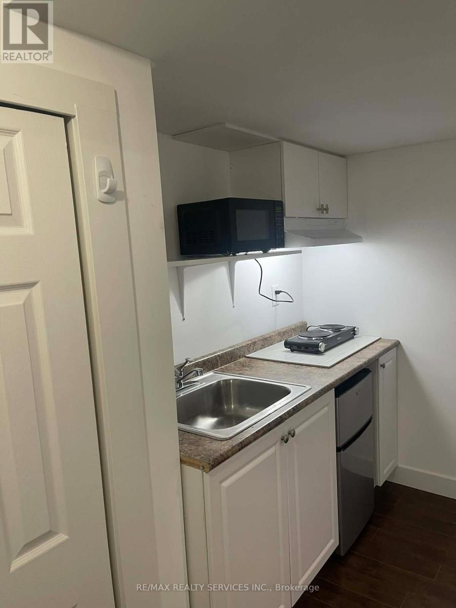 920 Ledbury Crescent, Mississauga, ON - Indoor Photo Showing Kitchen