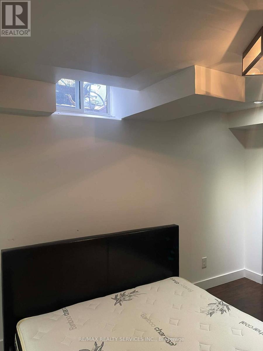 920 Ledbury Crescent, Mississauga, ON - Indoor Photo Showing Bedroom