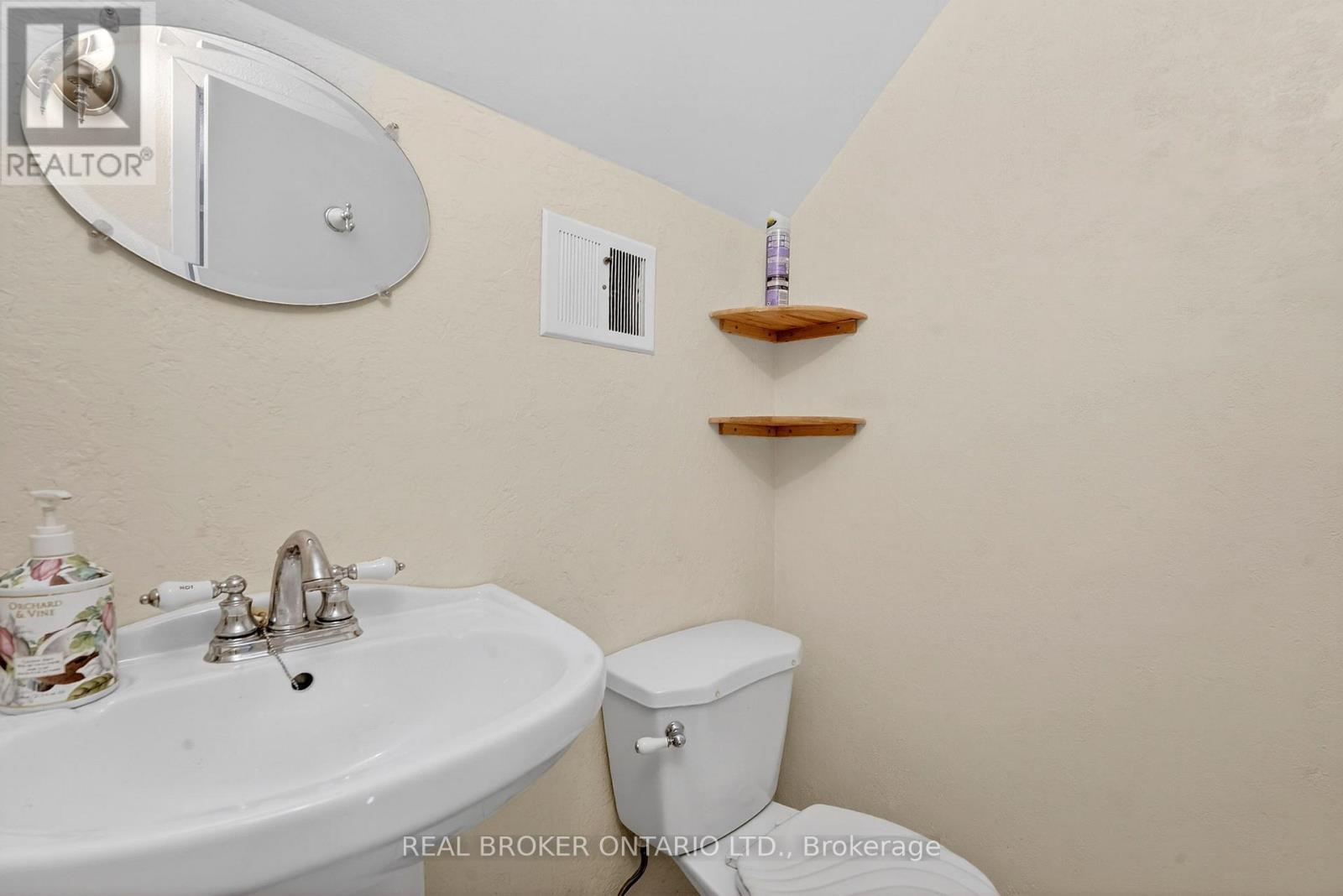 379 Talbot Street, Hamilton, ON - Indoor Photo Showing Bathroom