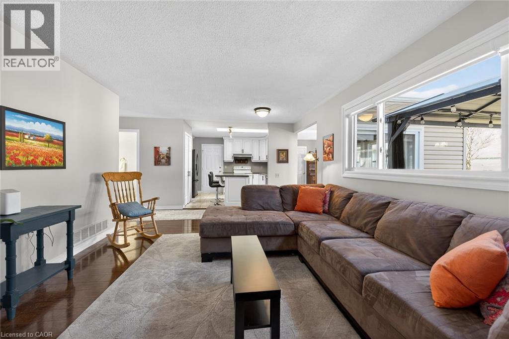 232 Silverbirch Boulevard, Hamilton, ON - Indoor Photo Showing Living Room