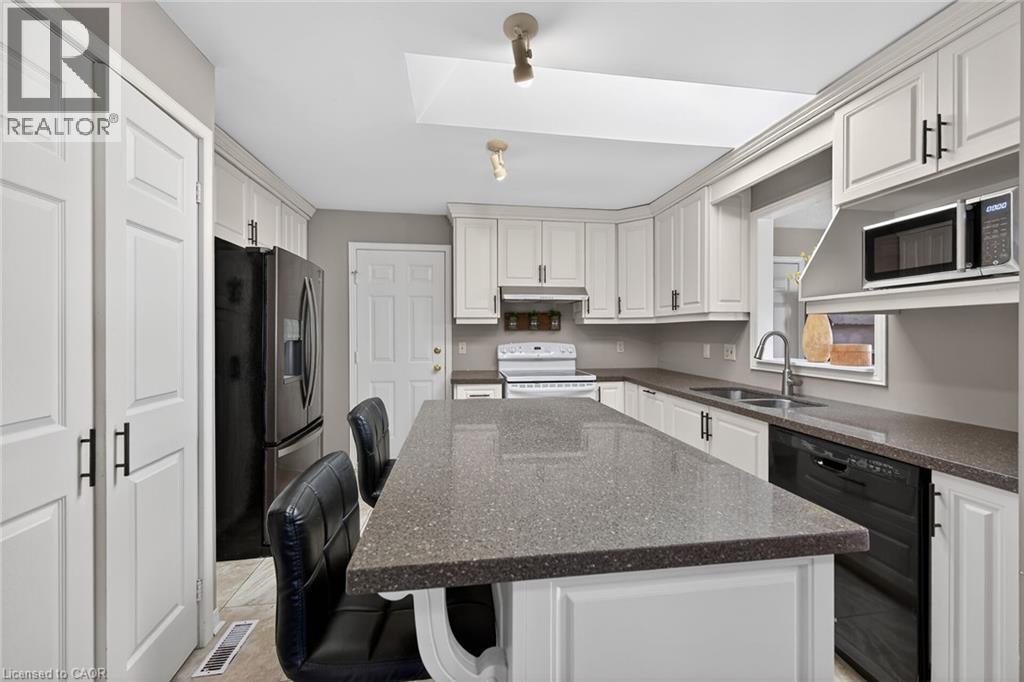 232 Silverbirch Boulevard, Hamilton, ON - Indoor Photo Showing Kitchen With Double Sink