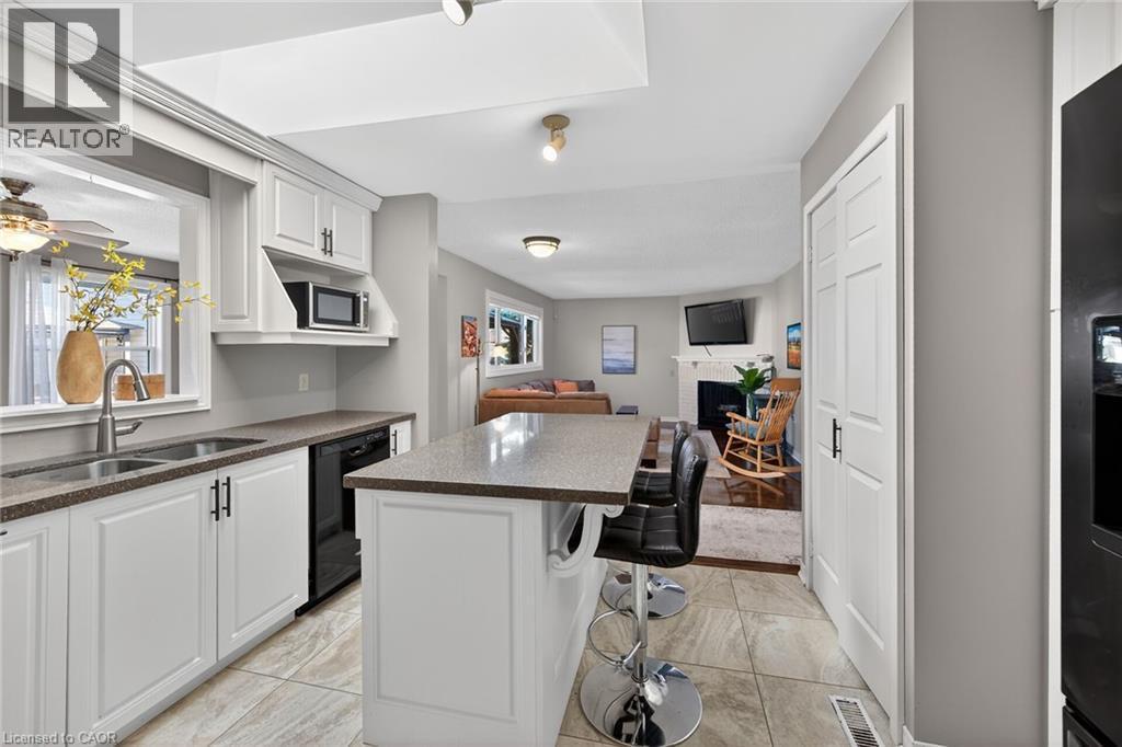232 Silverbirch Boulevard, Hamilton, ON - Indoor Photo Showing Kitchen With Double Sink