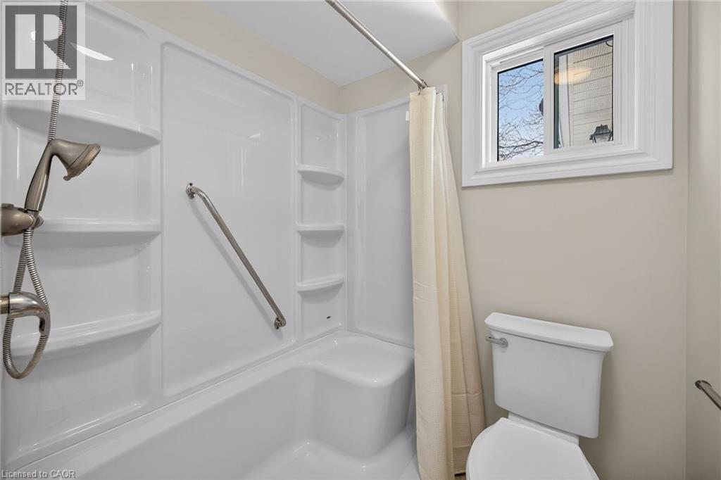 232 Silverbirch Boulevard, Hamilton, ON - Indoor Photo Showing Bathroom
