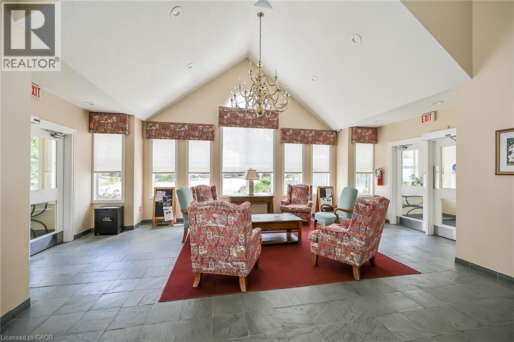 232 Silverbirch Boulevard, Hamilton, ON - Indoor Photo Showing Living Room