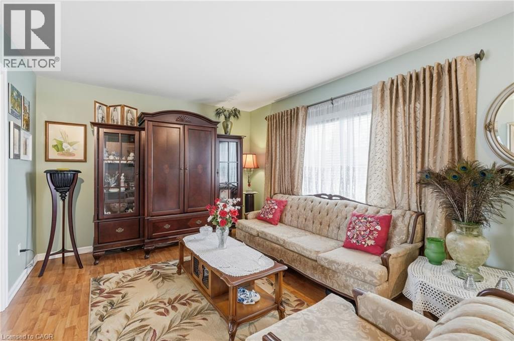54 Bingham Road, Hamilton, ON - Indoor Photo Showing Living Room